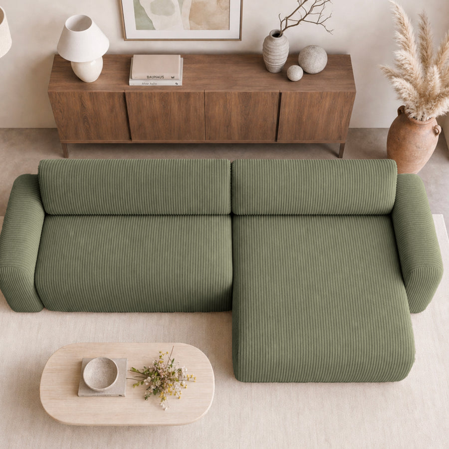 Vue de dessus du canapé Lucie angle vert avec méridienne, salon blanc