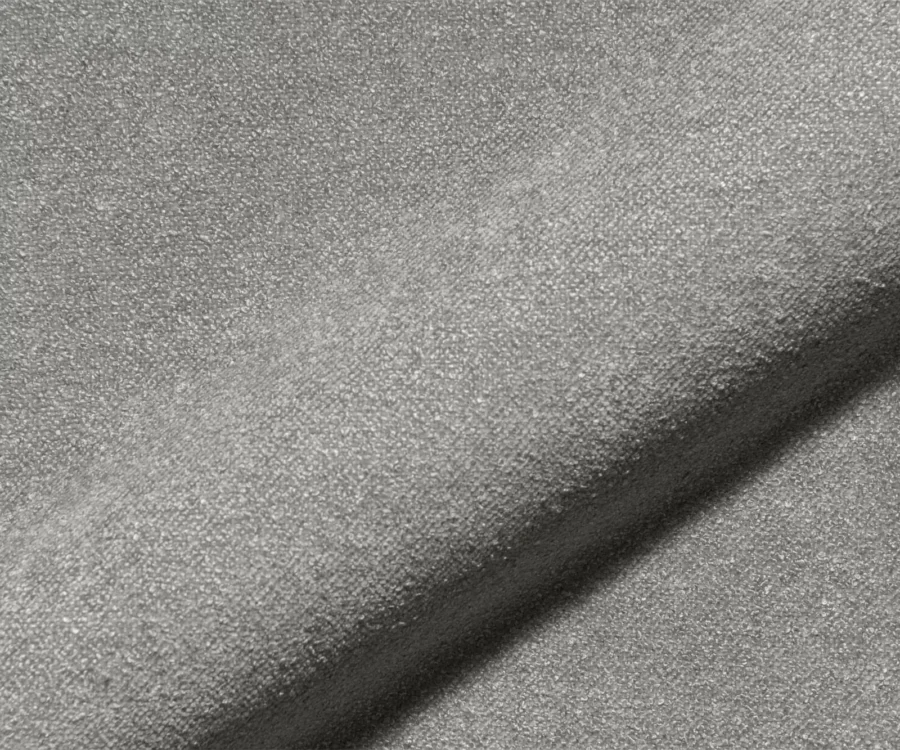 Gros plan d'un tissu gris chiné au grain fin, avec un pli marqué.