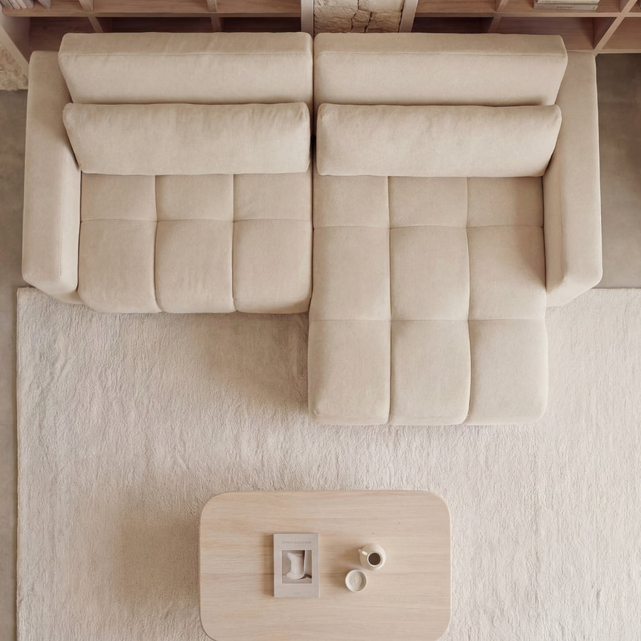 Vue aérienne canapé Maia blanc, assise divisée en sections, table basse entre les modules.
