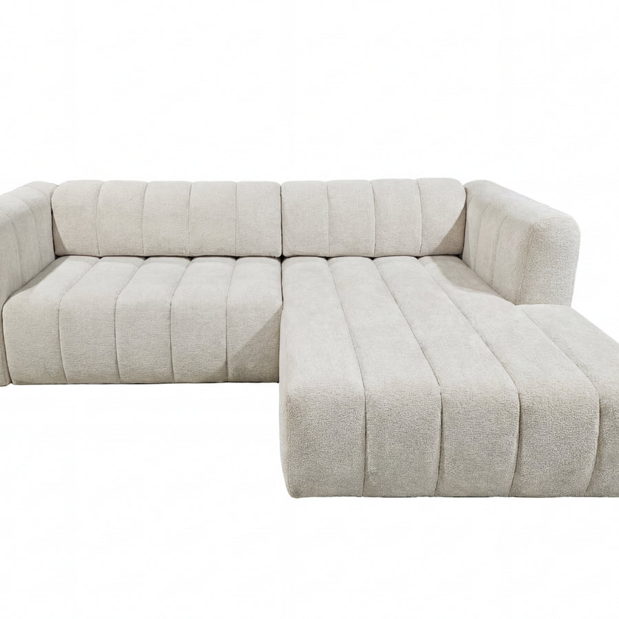 Canapé Marius angle en tissu beige clair vu de trois quarts montrant profondeur et hauteur
