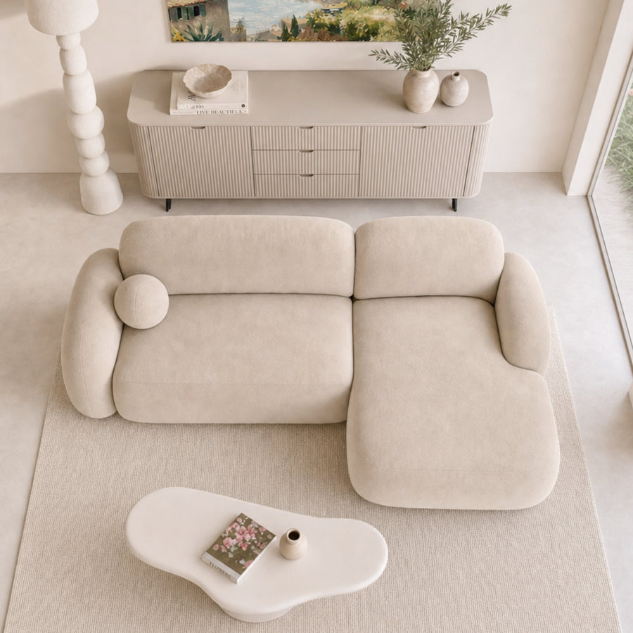 Vue de dessus du canapé Martin d'angle en tissu beige, méridienne à droite, avec mobilier autour