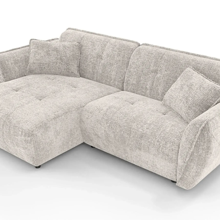 Canapé Mona d'angle en tissu beige clair vu de trois-quarts, configuration angle visible.