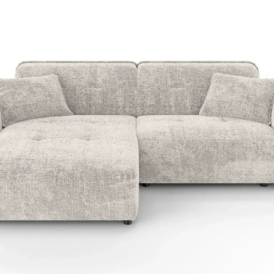 Canapé Mona d'angle en tissu beige clair vu de face, configuration avec méridienne.