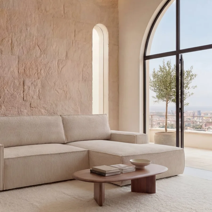 Canapé Napoli angle en tissu beige clair, méridienne à droite, dans un salon moderne clair.