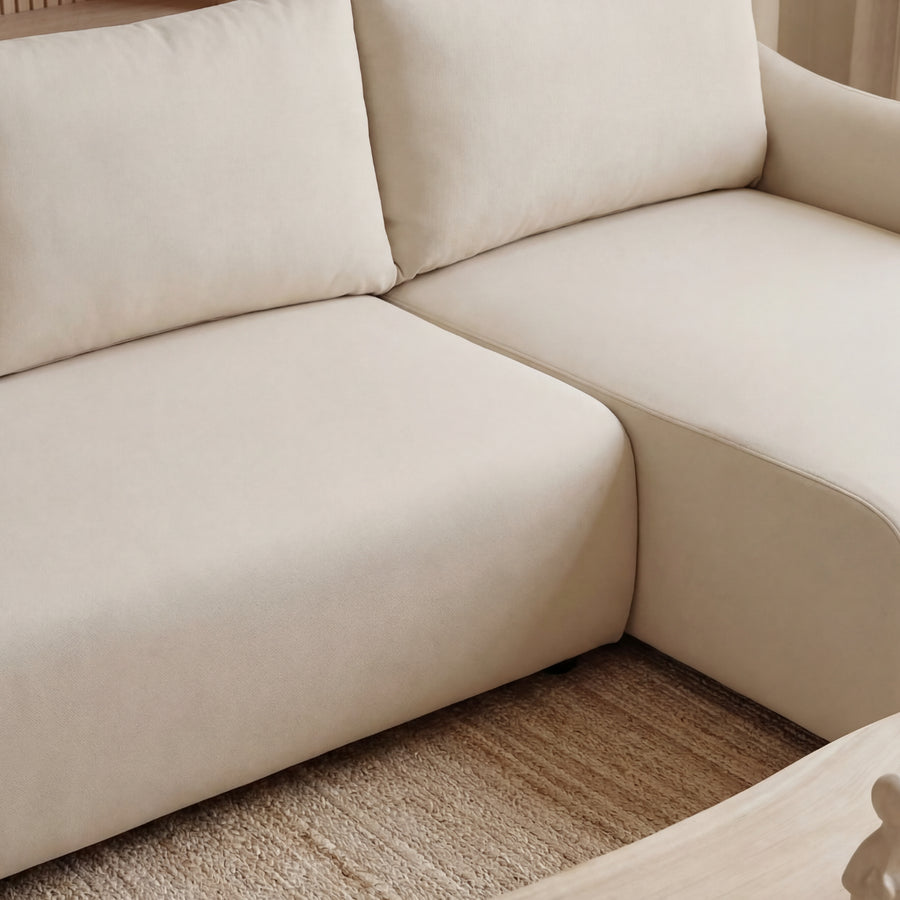 Vue rapprochée de la méridienne et des coussins du canapé Océane en beige.