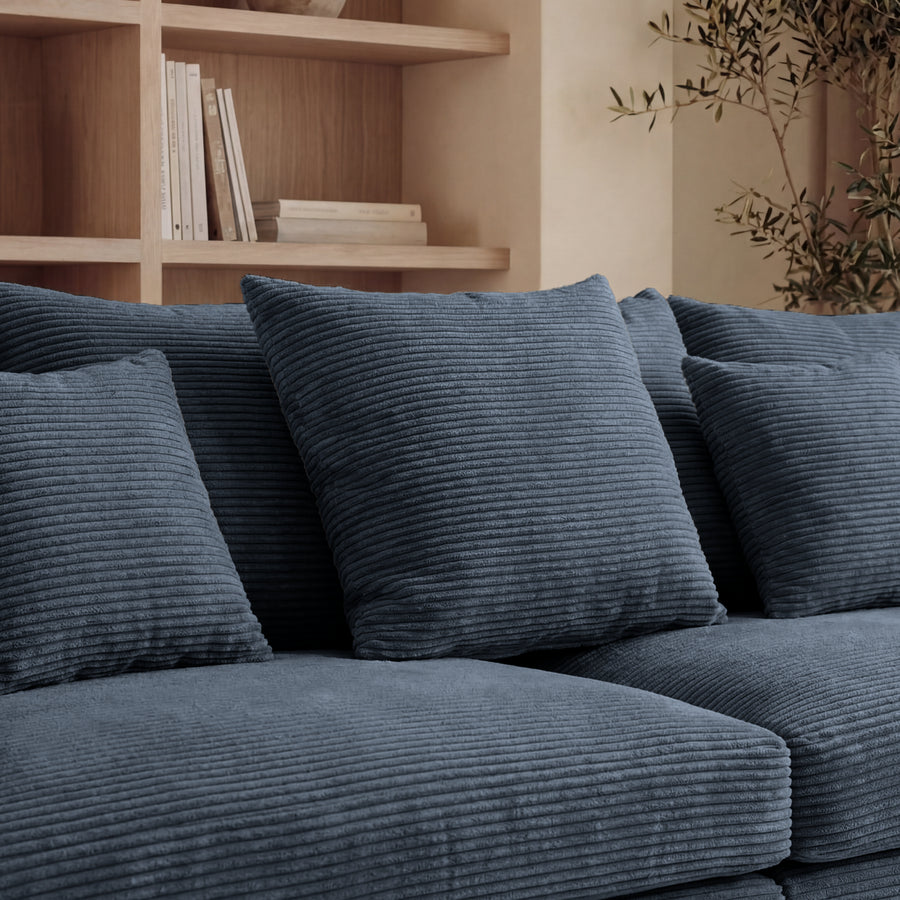 Détail des coussins et assises striés du canapé Octave bleu clair rapproché.