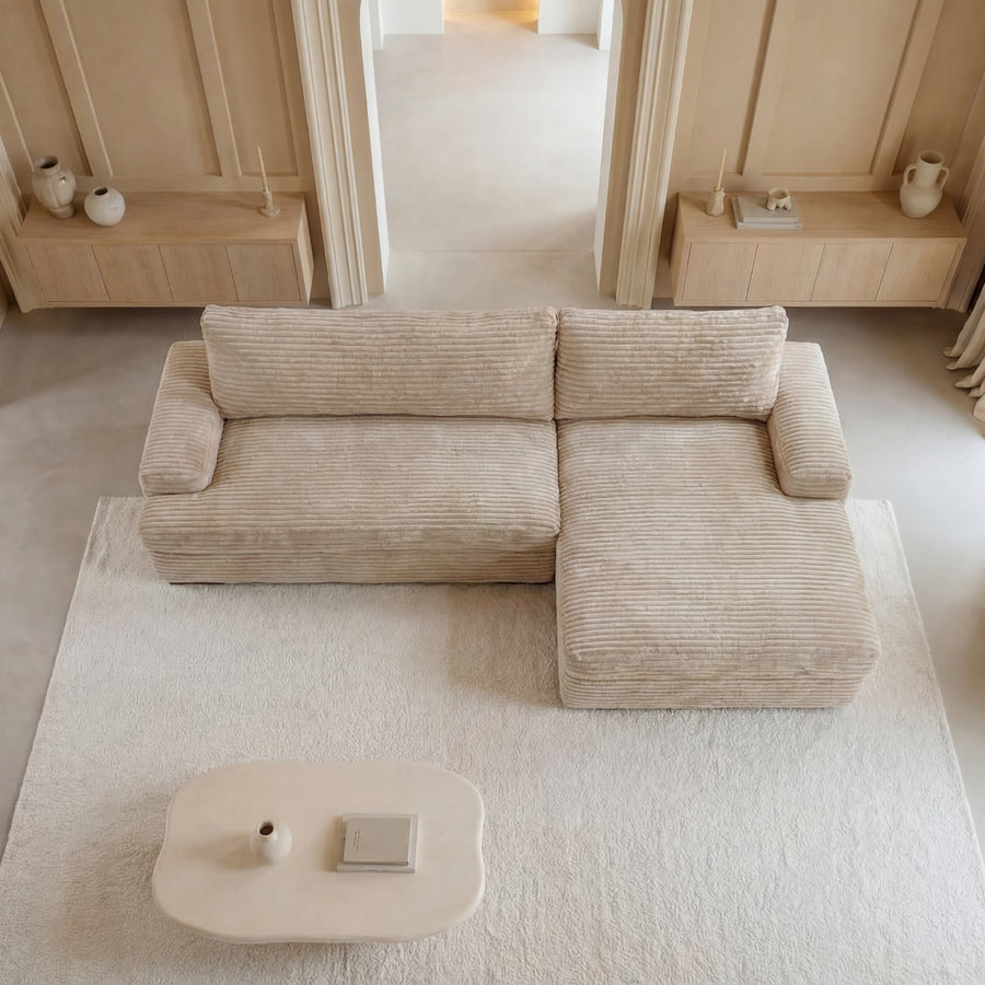 Vue de dessus du canapé Odilon angle en tissu beige dans son espace de salon.