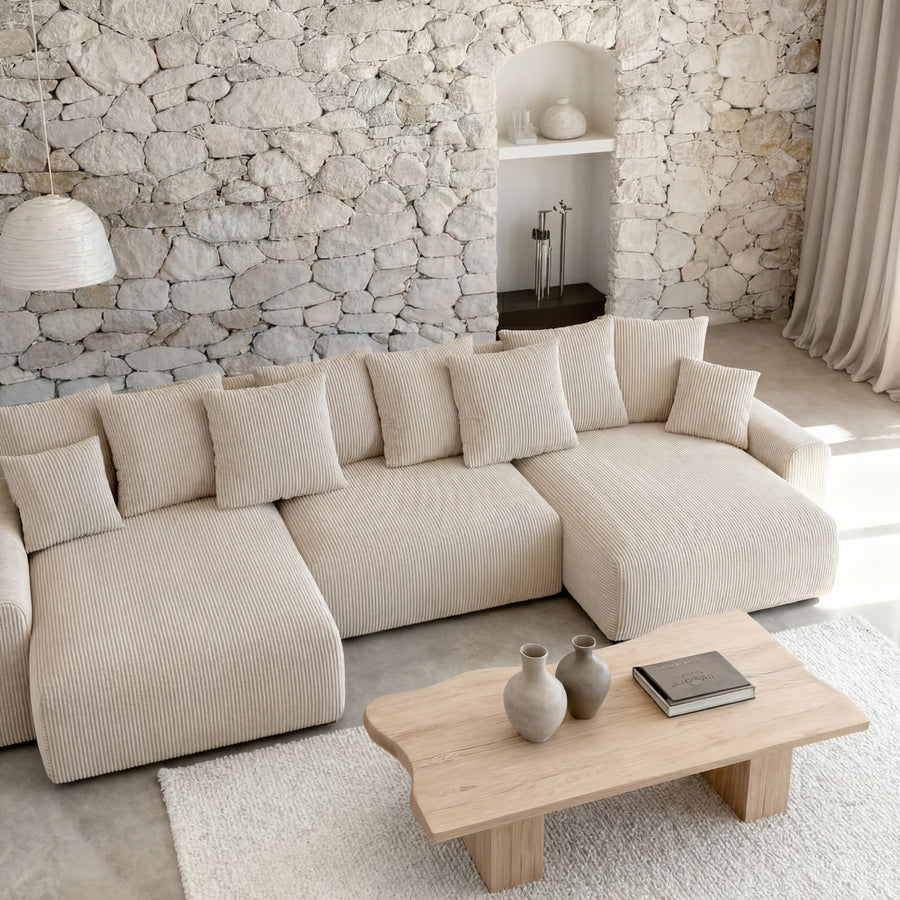 Canapé Oli beige modulable vue plongeante, méridienne gauche, table bois, salon blanc