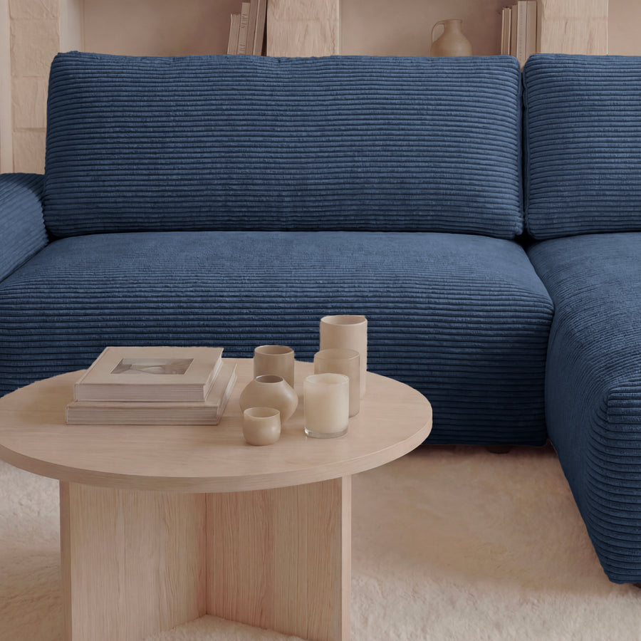 Canapé Olympe angle en tissu bleu foncé, vue rapprochée, table basse ronde bois
