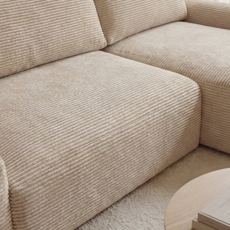 Gros plan du revêtement côtelé beige du canapé Olympe, détail texture tissu