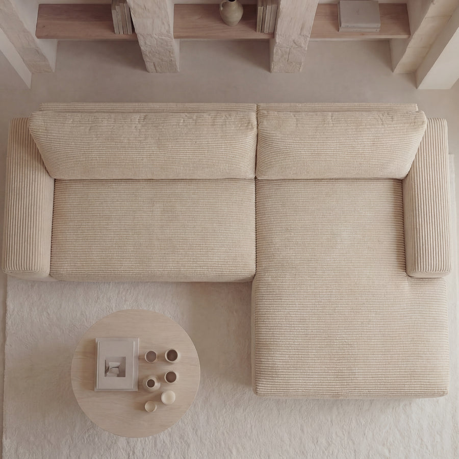 Vue de dessus du canapé Olympe angle en tissu beige avec table basse ronde