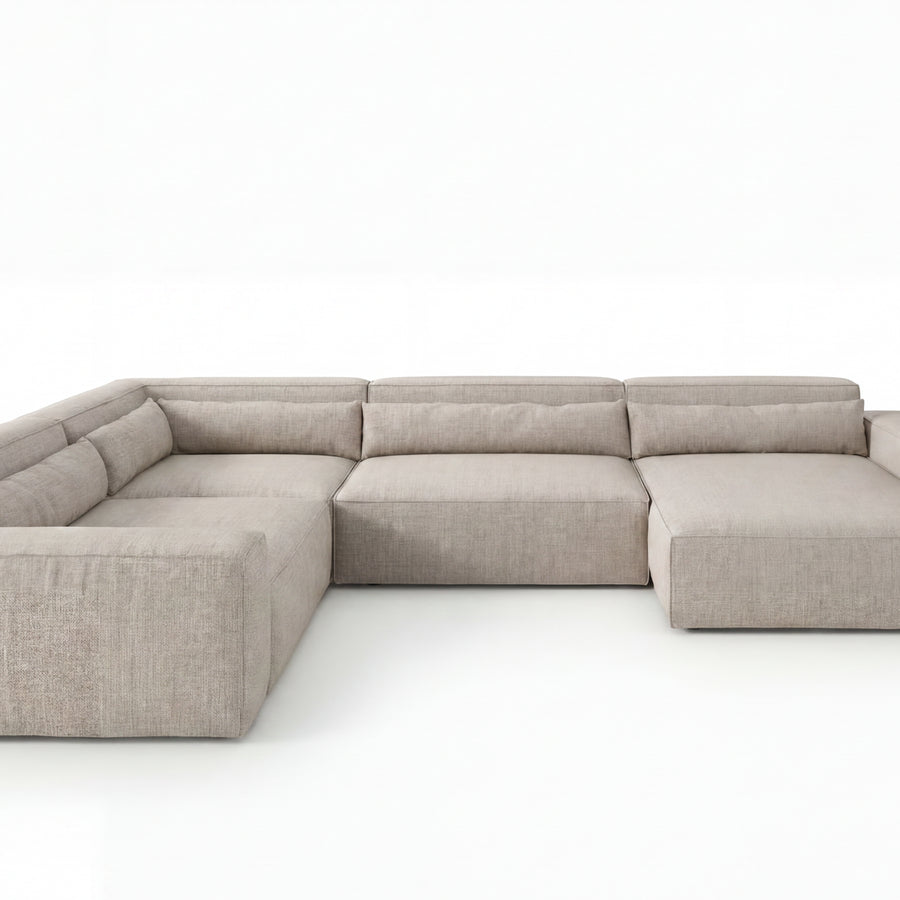 Canapé Pablo panoramique en tissu beige vu de trois quarts, profondeur et hauteur visibles.