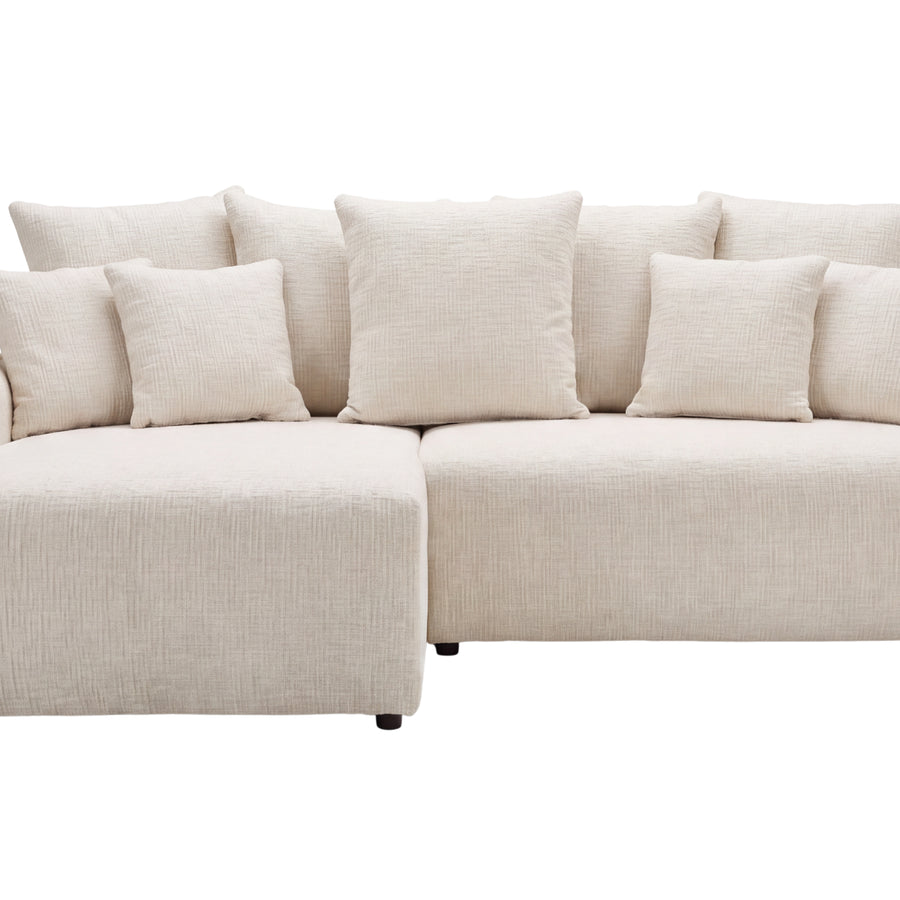Canapé Portofino angle en tissu beige vu de trois quarts, montrant profondeur et hauteur.