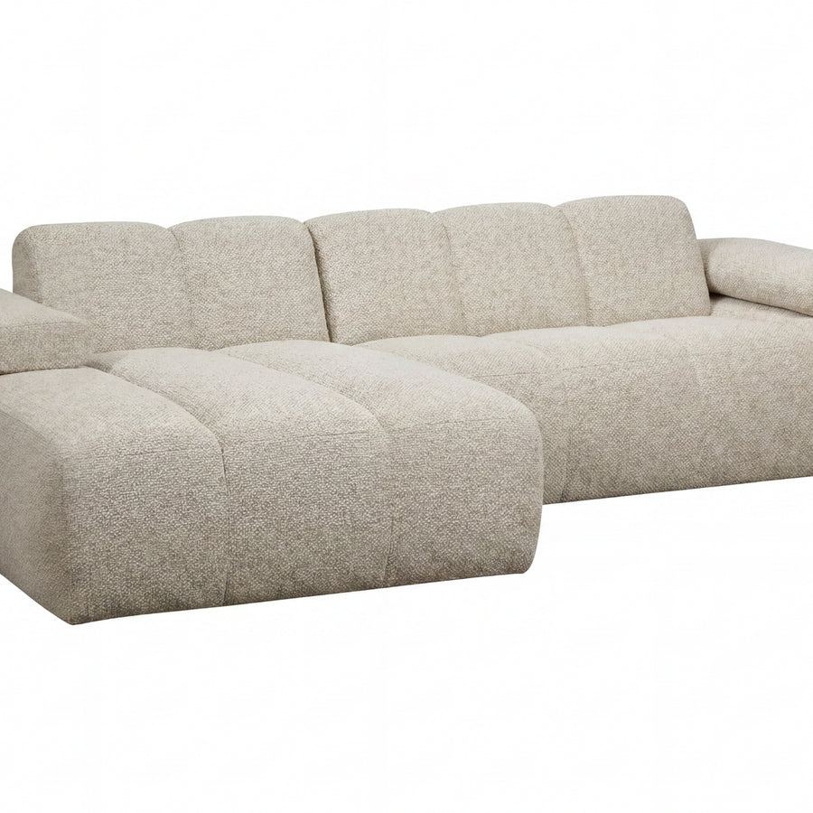 Canapé Ravello angle en tissu beige clair, détouré, coussins accoudoirs inclus.