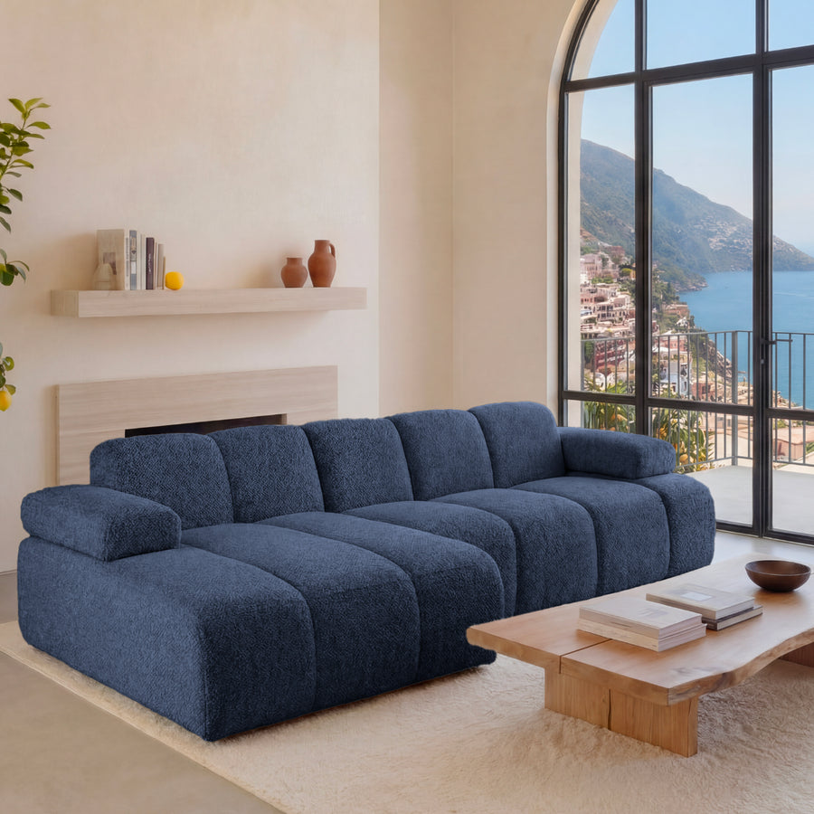 Canapé Ravello angle en tissu bleu foncé, méridienne gauche, salon blanc avec vue mer.