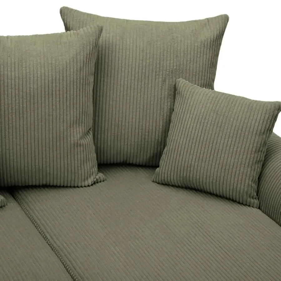 Gros plan des coussins rayés gris-vert et de l accoudoir du canapé Rio