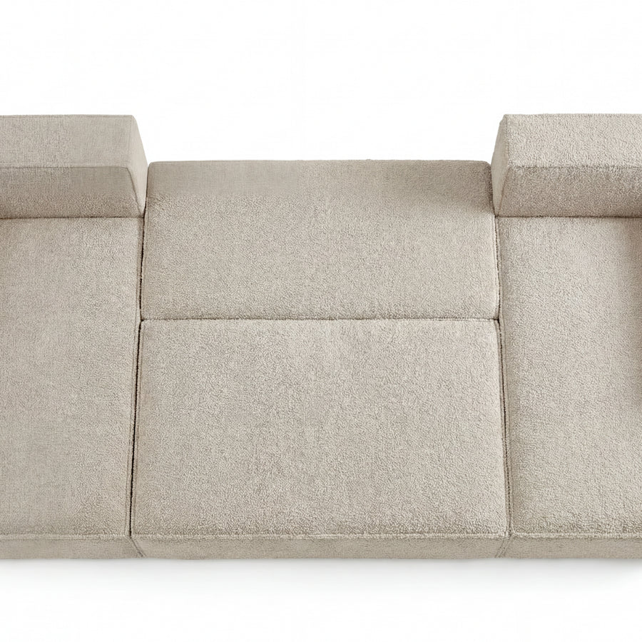 Canapé Romeo vu de trois quarts en tissu beige, montrant profondeur et configuration