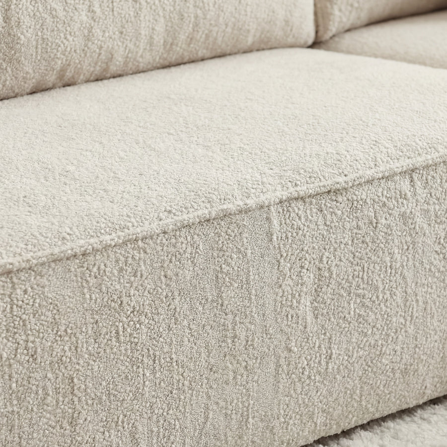 Détail de la matière tissu beige et des coutures du canapé Romeo panoramique