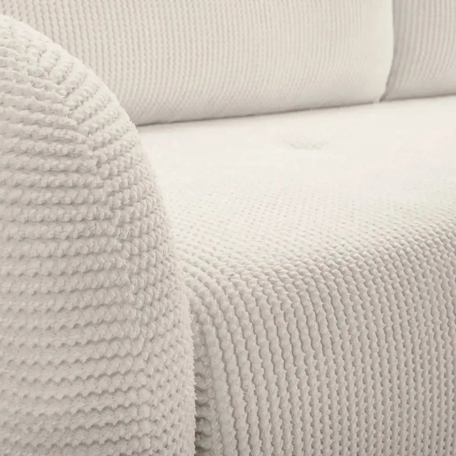 Gros plan de la texture côtelée du tissu blanc cassé du canapé Roxane.