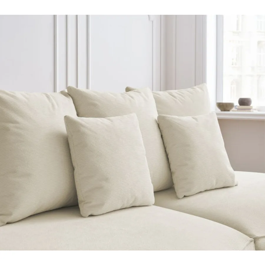 Gros plan sur les coussins et la texture du canapé Saint-Germain blanc cassé.
