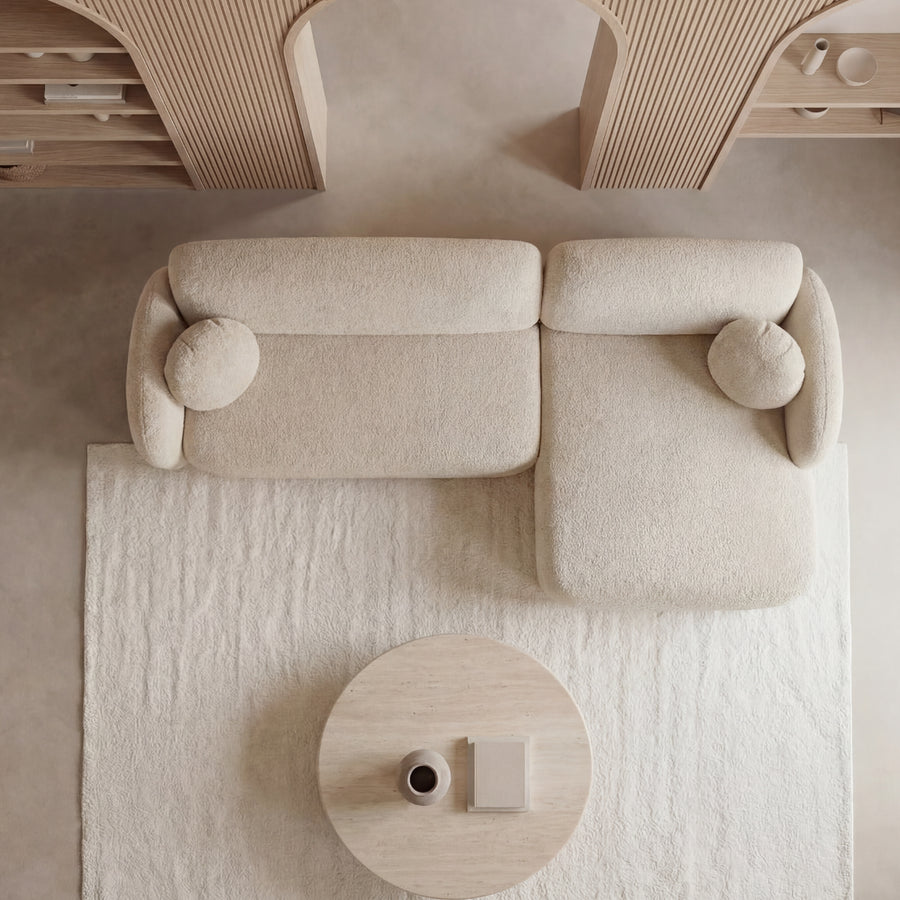 Vue aérienne du canapé Santiago d'angle en beige avec table basse ronde en bois naturel