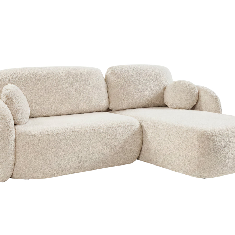 Canapé Santiago angle en tissu beige clair détouré, vue frontale sur fond blanc neutre