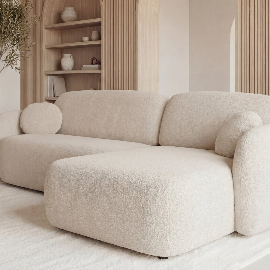 Canapé Santiago d'angle en tissu beige, vue latérale montrant les formes arrondies et la profondeur