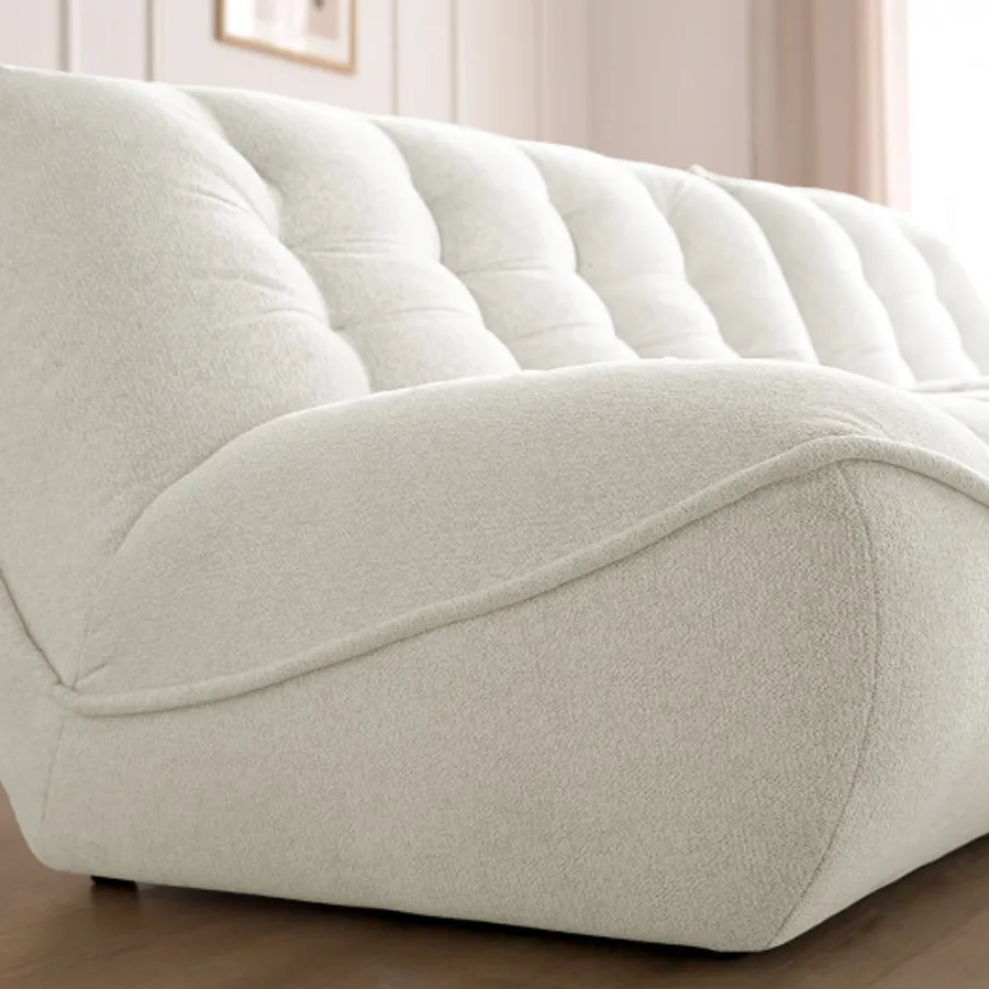 Gros plan sur le coussin de siège du canapé Serena blanc avec matelassage en relief.