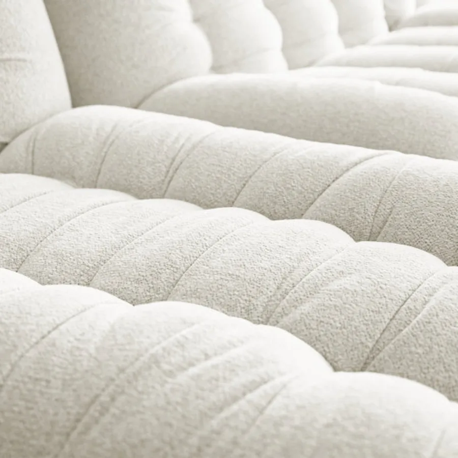 Gros plan sur la texture du tissu blanc du canapé Serena montrant les piqûres.