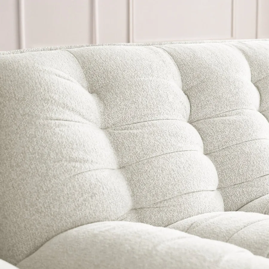Détail du matelassage horizontal du dossier du canapé Serena en tissu blanc.