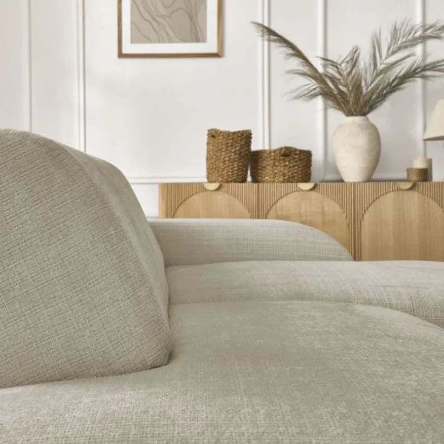 Détail du canapé Sirius beige, accoudoir arrondi et rembourrage épais, vue rapprochée
