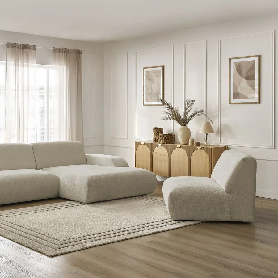 Canapé Sirius modulable beige clair en salon blanc clair avec accessoires de décoration