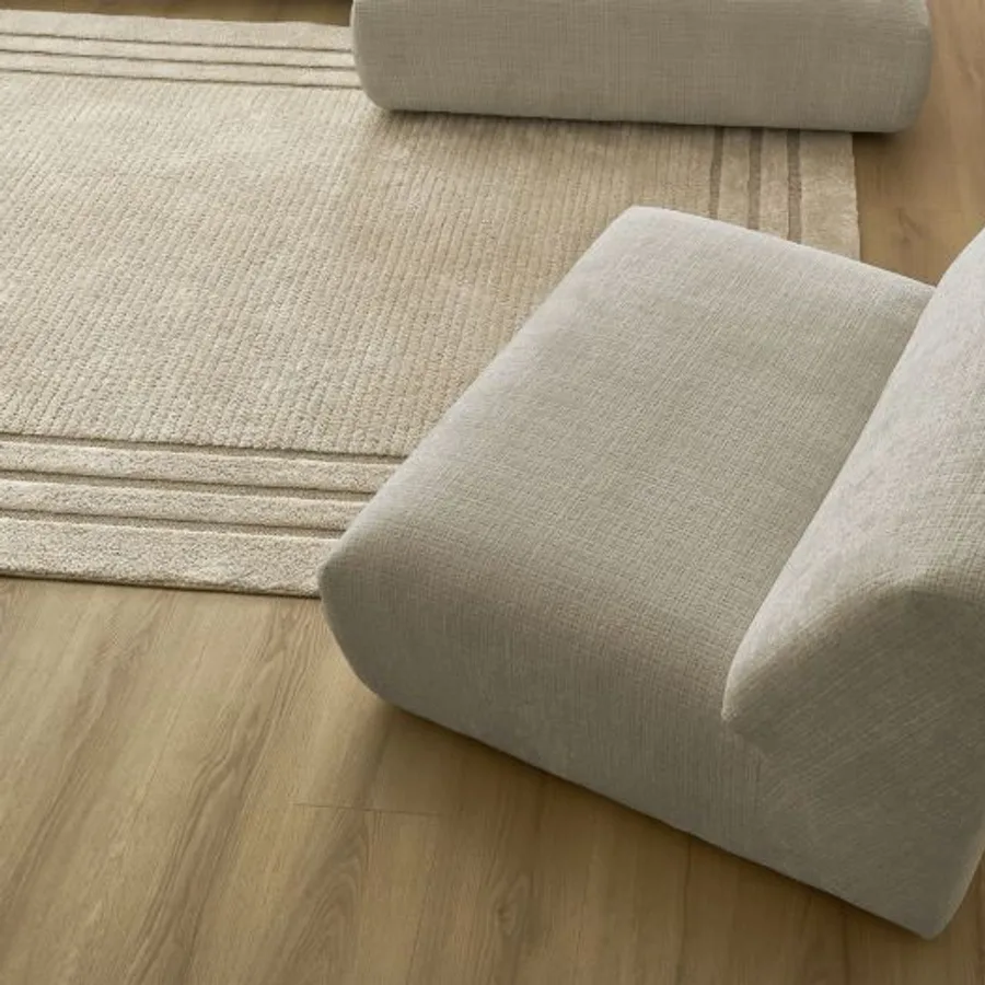 Gros plan de deux modules de canapé Sirius beige, formes arrondies et rembourrages visibles