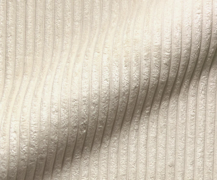 Gros plan du velours côtelé beige du canapé Sirpio montrant la texture des côtes verticales
