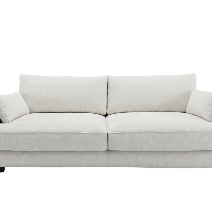 Canapé Stella beige en tissu détoché, vue de face avec pieds noirs.