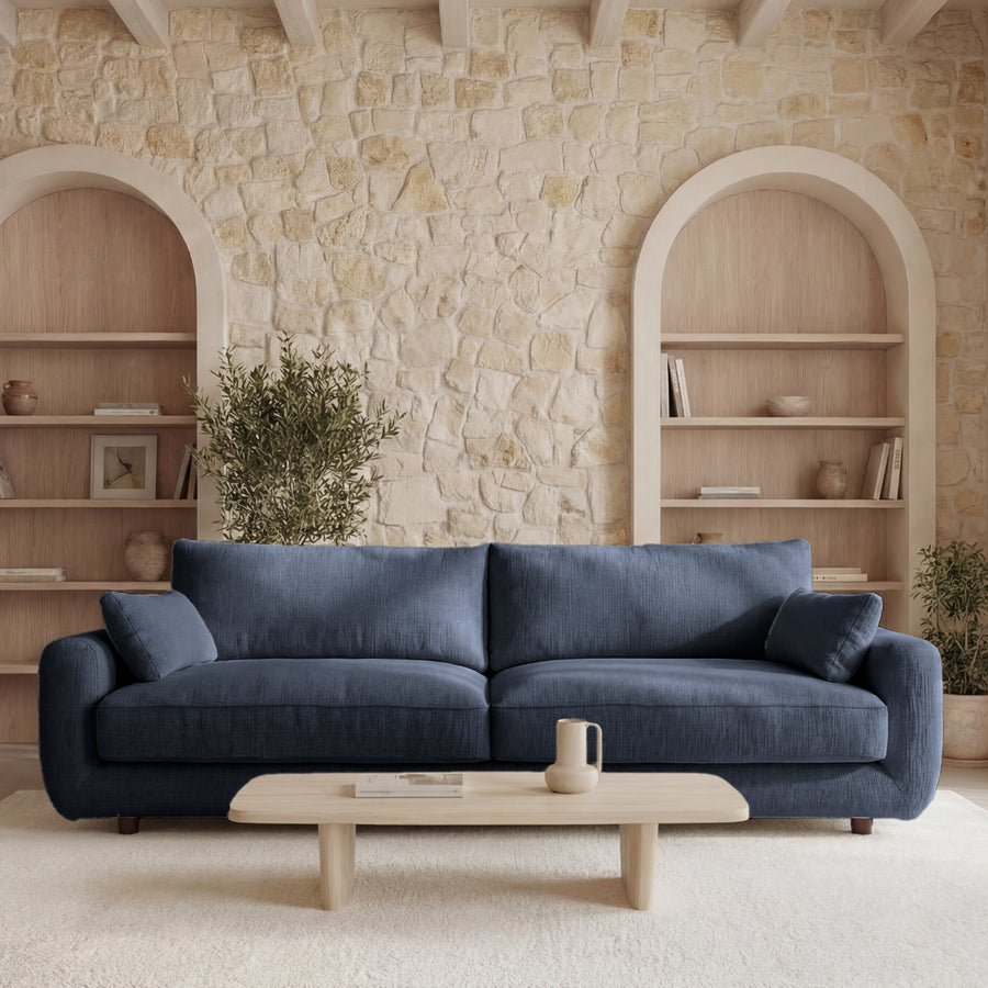 Vue de dessus du canapé Stella bleu foncé dans le salon avec table basse.