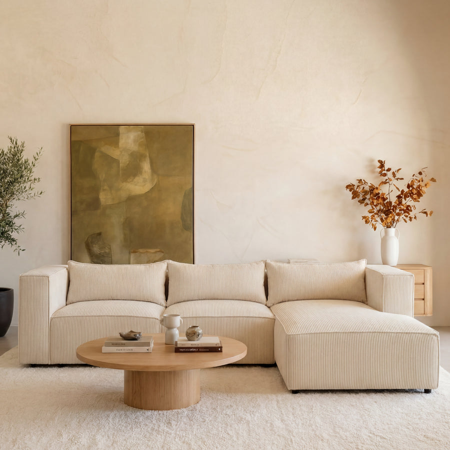 Canapé Suzanne d'angle beige, méridienne à droite, pièce contemporaine claire.