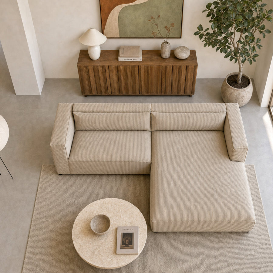 Canapé Tilos angle en beige vu de dessus dans un salon blanc minimalist