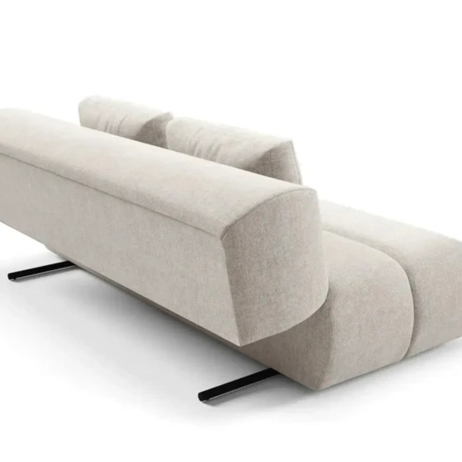 Canapé Tina en tissu gris clair vu de profil, montrant profondeur et hauteur.