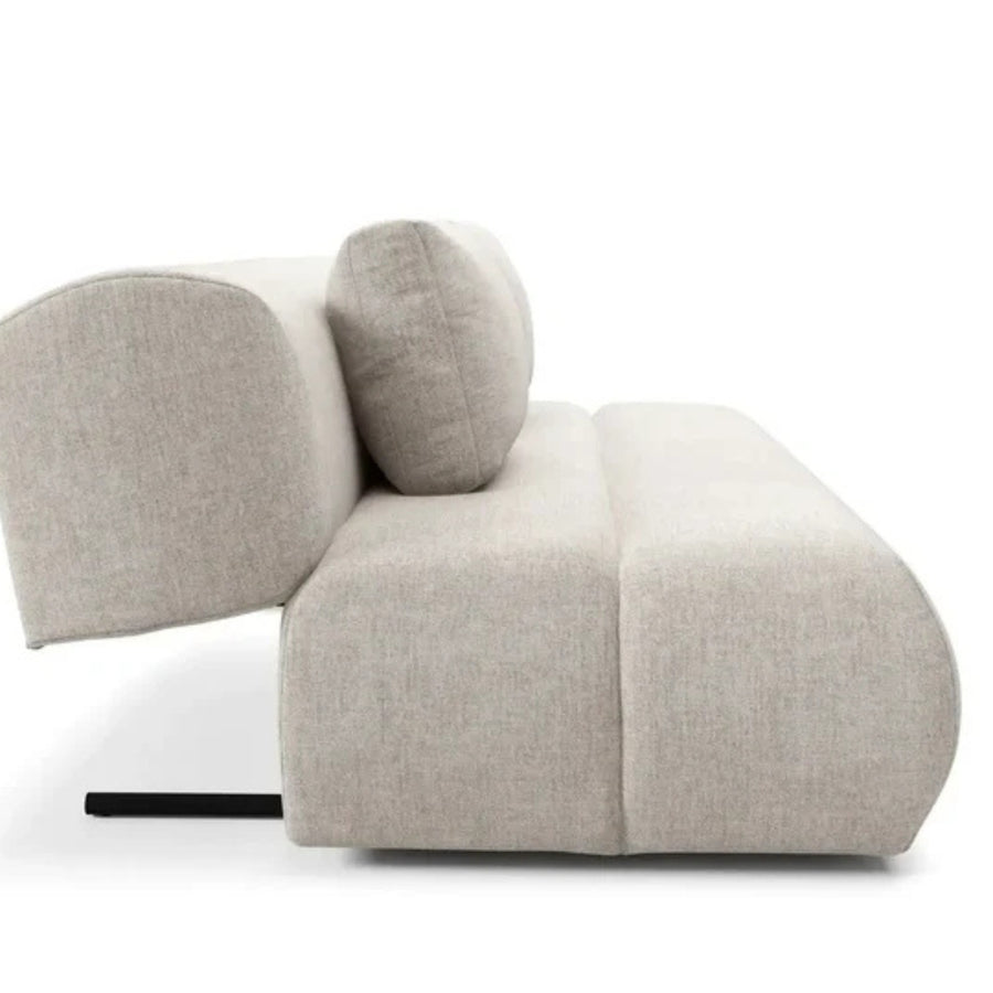 Canapé Tina modulable en tissu gris vu de trois quarts avec accoudoirs arrondis.