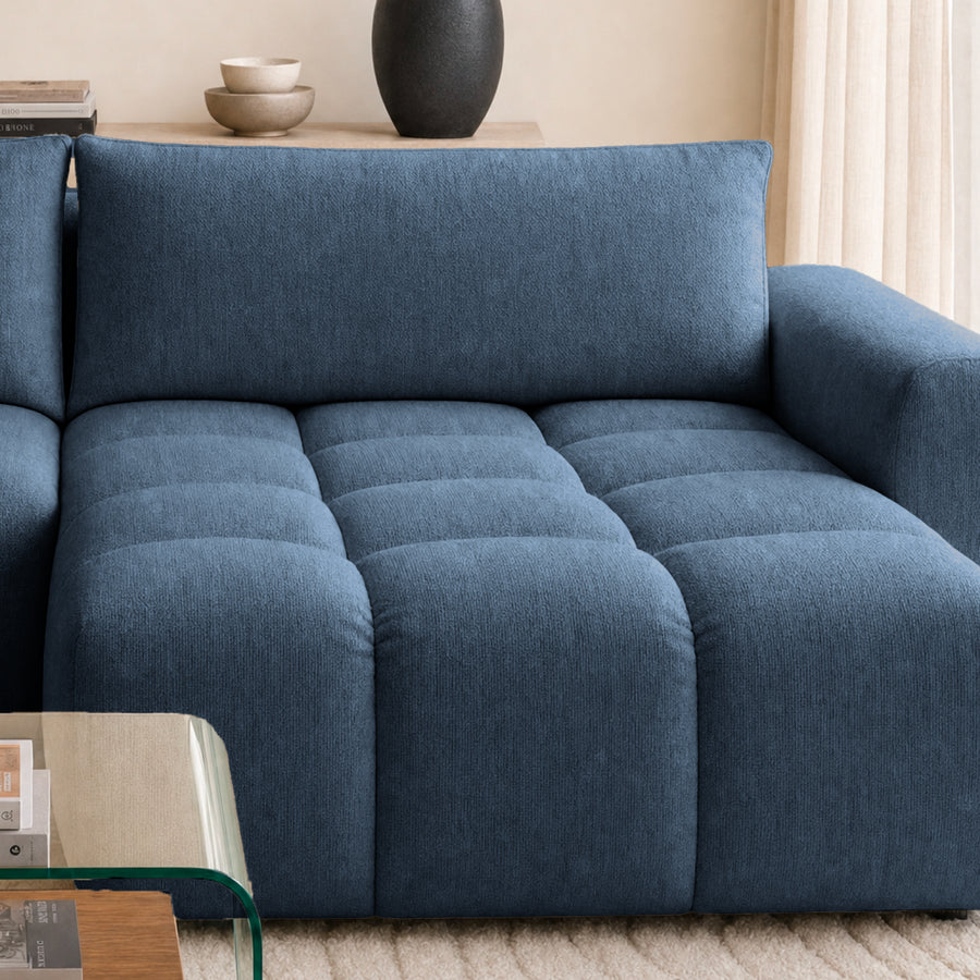 Canapé Viana de profil en tissu bleu marine, montrant la profondeur, la hauteur et les coussins rembourrés.
