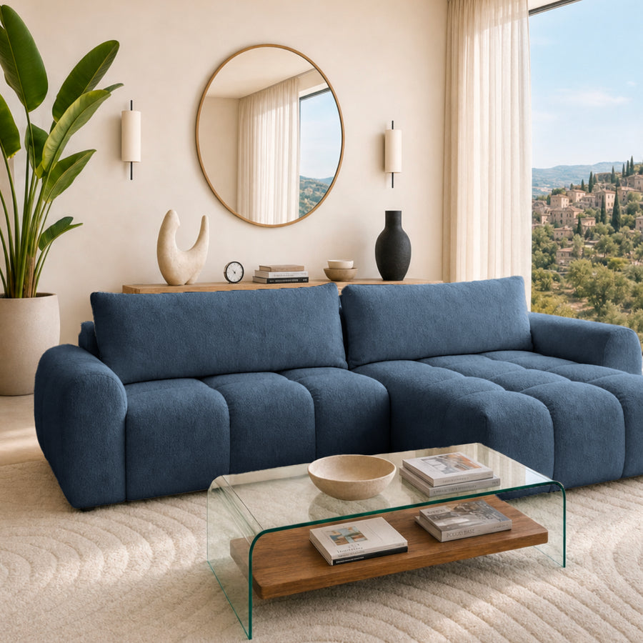 Canapé Viana d'angle en tissu bleu marine, méridienne à droite, dans un salon moderne avec vue panoramique.