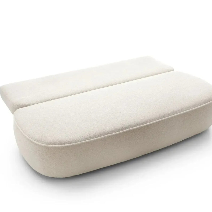 Canapé Victoire beige vu de profil montrant sa profondeur et sa hauteur en tissu.